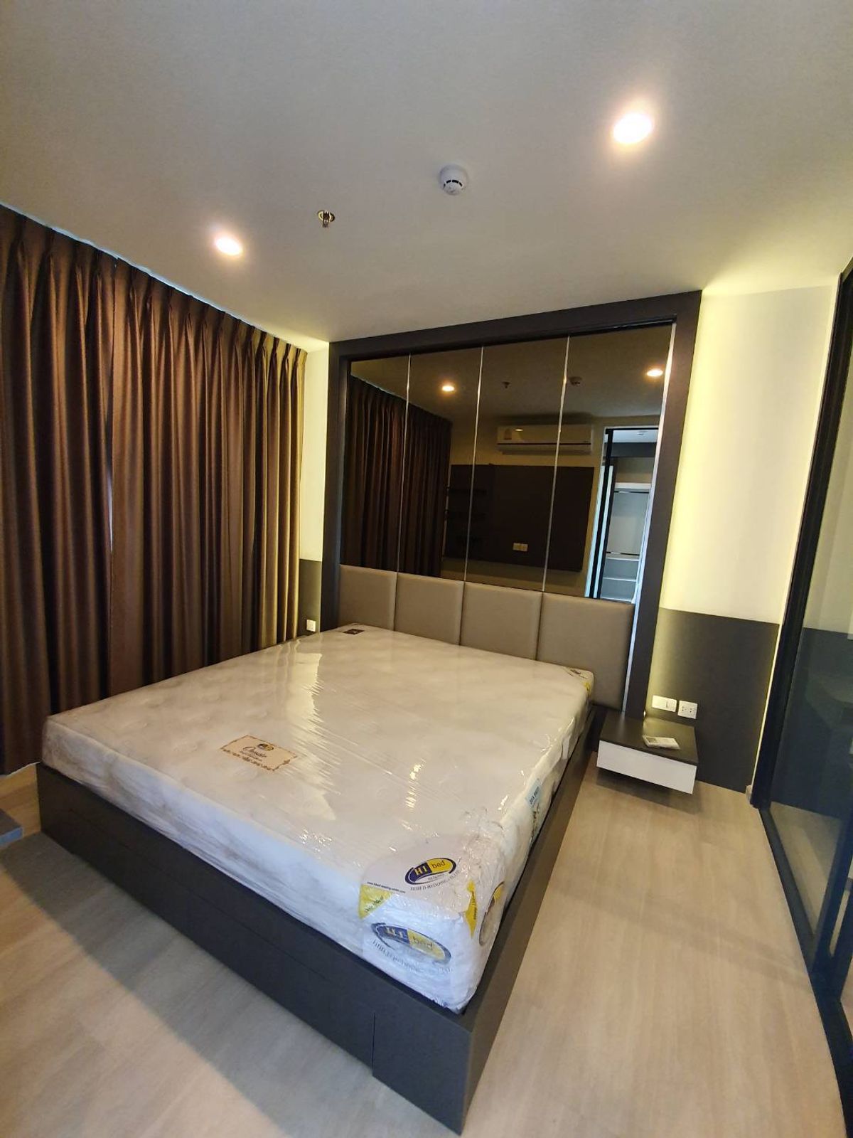 For RentCondoRama9, Petchburi, RCA : LIFE Asoke 1 Bleeding Condo 35 sqm. Beautiful room ready.