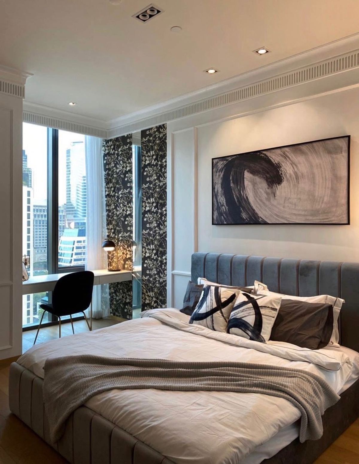 ให้เช่าคอนโดวิทยุ ชิดลม หลังสวน : 28 Chidlom Luxury 1B 2B size 75 sq m, Beautiful interior, Fully furnished, Very good conditioned, Rent 95,000 THB (BTS Chidlom)