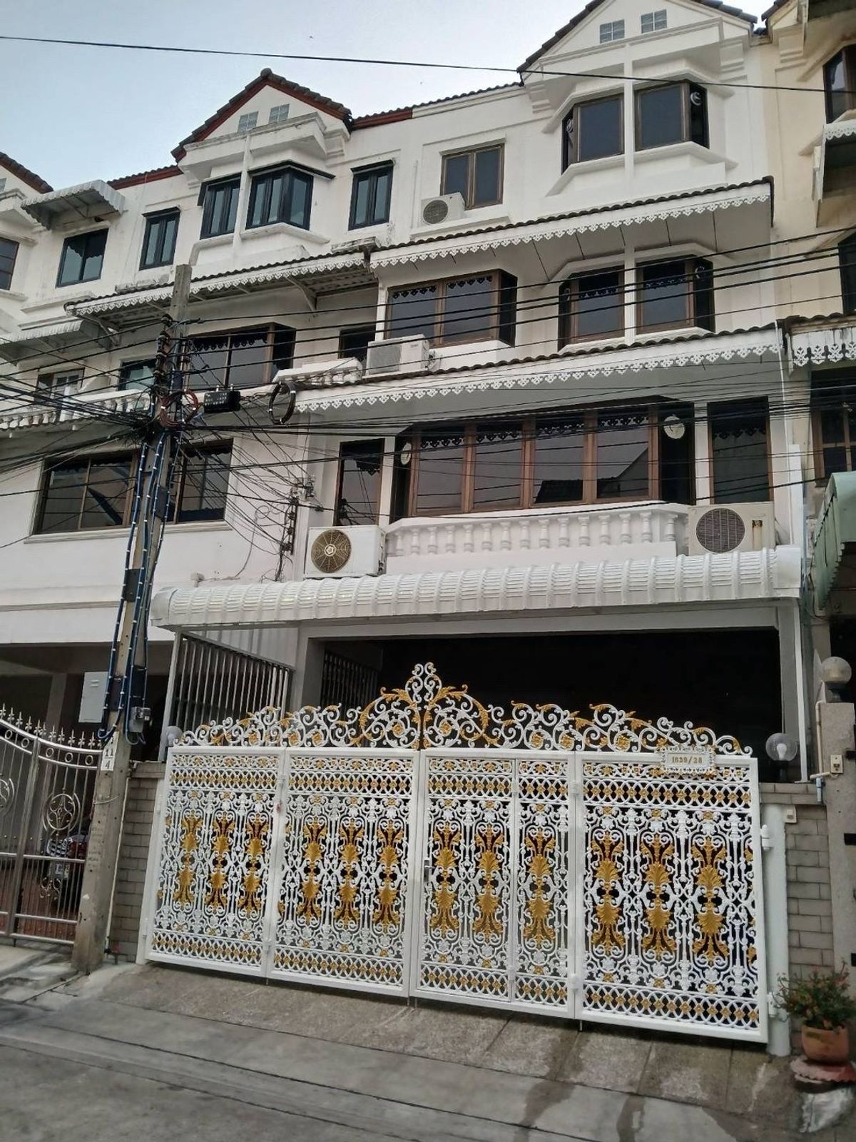 For RentTownhomeSathorn, Narathiwat : Rent a 4 -story Townhouse next to Makro, Sathorn 20 sq.w., 4 bedrooms, 4 water 50,000 baht per month.