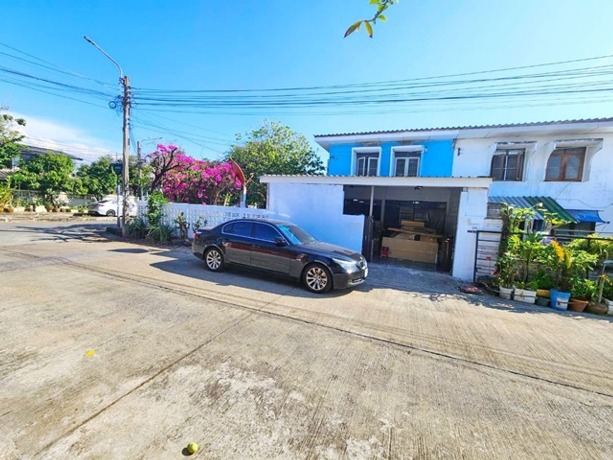 For RentHouseMin Buri, Romklao : Krungthep Krungthep Kreetha 26-30 Prawet, rent a house, can make a restaurant in 2 floors. After the corner, there is a 2-sided in front of the Kanchanaphisek, 2-3 mature motorway.