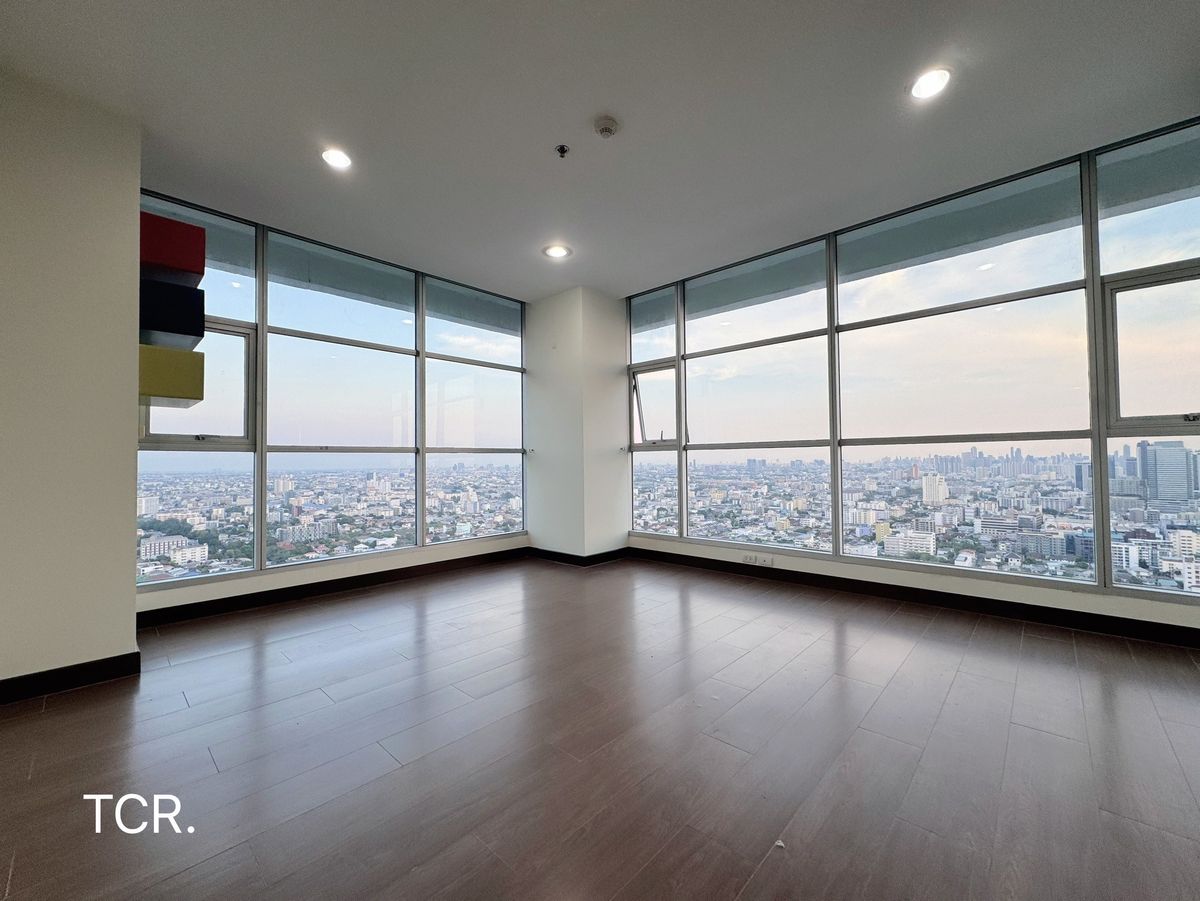 For SaleCondoRatchadapisek, Huaikwang, Suttisan : 𝐂𝐨𝐧𝐝𝐨 𝐅𝐨𝐫 𝐒𝐚𝐥𝐞 𝐑𝐚𝐭𝐜𝐡𝐚𝐝𝐚 𝐑𝐚𝐭𝐜𝐡𝐚𝐝𝐚 ready to enter the wide room, high floor, pool view The glass room has a very beautiful view.
