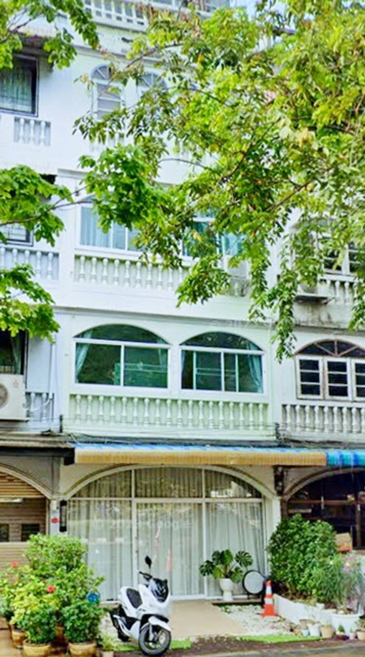 For RentShop HouseWongwianyai, Charoennakor : On the main road 239 sq.m. BTS BTS BOTTING 400 m. Rent a 3.5 -story commercial building. Very good location. BTS Wongwian Yai 540 M. 19 sq.w. 3 bedrooms 2 parking