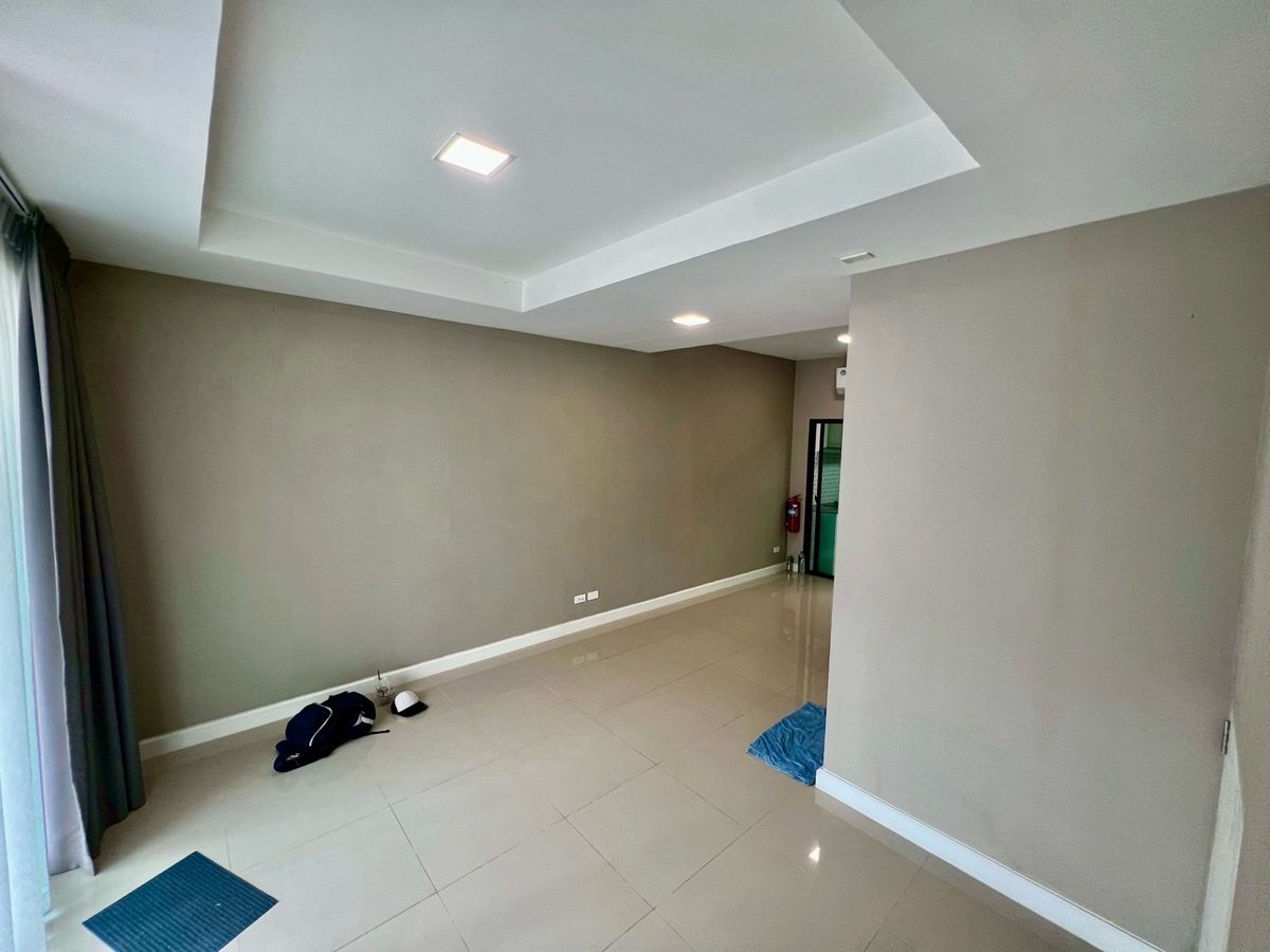 For SaleTownhomeLadkrabang, Suwannaphum Airport : Cheapest! House for sale, PATIO Ladkrabang-Motorway, Patio Ladkrabang-Motorway, near Suvarnabhumi Airport, 2-story townhome, special price, area 118 sq m., 3 bedrooms, beautiful house, ready to move in, good location, next to the main road, near the marke