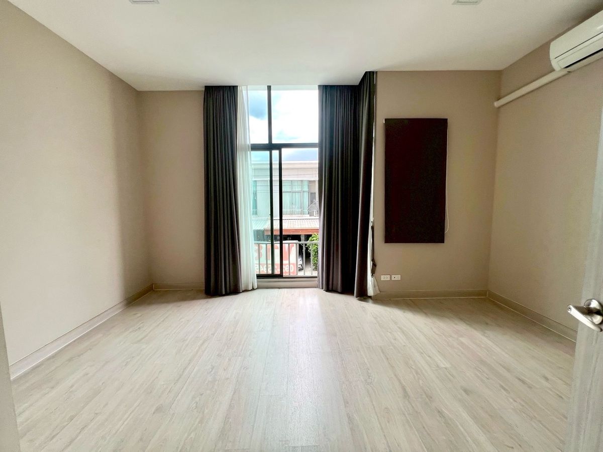 For SaleTownhomeLadkrabang, Suwannaphum Airport : Cheapest! House for sale, PATIO Ladkrabang-Motorway, Patio Ladkrabang-Motorway, near Suvarnabhumi Airport, 2-story townhome, special price, area 118 sq m., 3 bedrooms, beautiful house, ready to move in, good location, next to the main road, near the marke