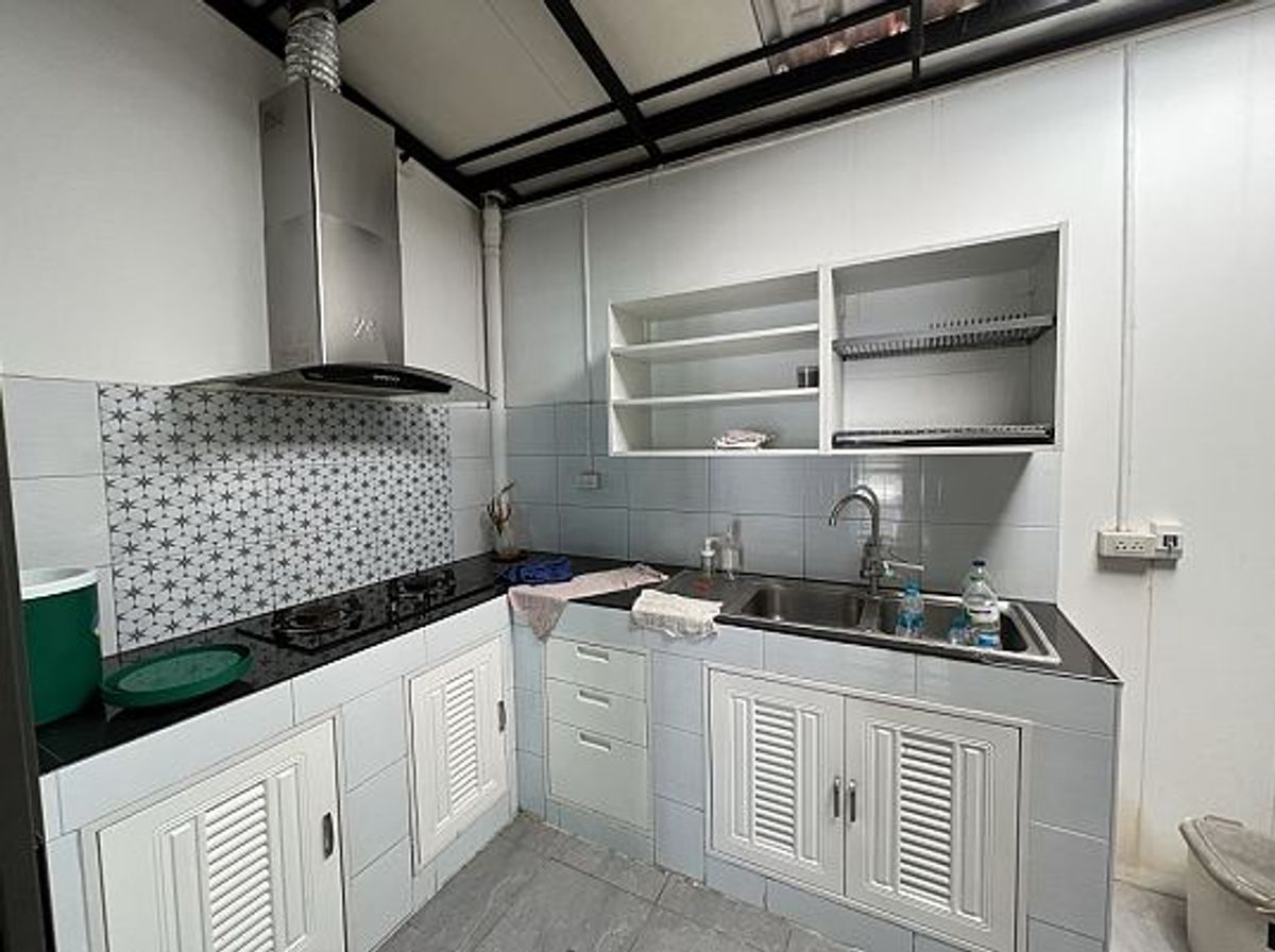 For SaleTownhomeLadkrabang, Suwannaphum Airport : Cheapest! House for sale, PATIO Ladkrabang-Motorway, Patio Ladkrabang-Motorway, near Suvarnabhumi Airport, 2-story townhome, special price, area 118 sq m., 3 bedrooms, beautiful house, ready to move in, good location, next to the main road, near the marke