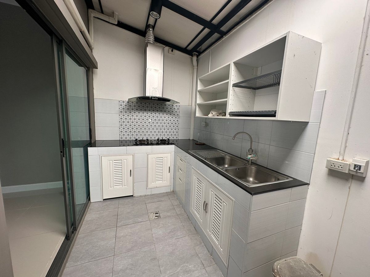 For SaleTownhomeLadkrabang, Suwannaphum Airport : Cheapest! House for sale, PATIO Ladkrabang-Motorway, Patio Ladkrabang-Motorway, near Suvarnabhumi Airport, 2-story townhome, special price, area 118 sq m., 3 bedrooms, beautiful house, ready to move in, good location, next to the main road, near the marke