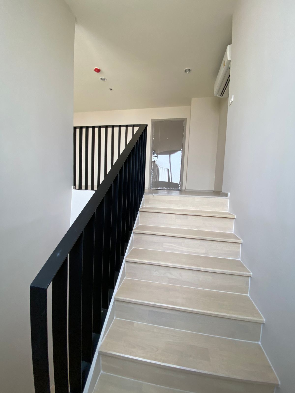 For SaleCondoBangna, Bearing, Lasalle : Condo for sale, ID Omobi, Sukhumvit East Point, Floor 30, Usable area 51.85 sq.m., 1 bedroom function, 1 bathroom, wide room, convenient to travel to Sukhumvit Road, near BTS Bangna 250 meters.