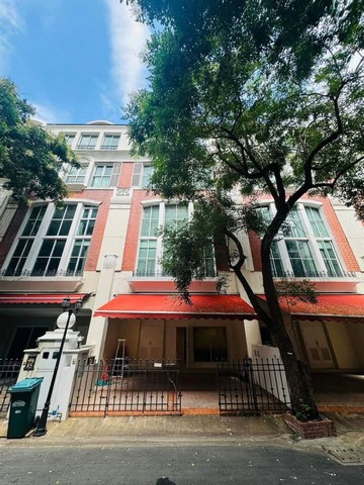 For RentTownhomeSukhumvit, Asoke, Thonglor : HR2305 For Rent Townhouse Moo Bann Klang Krung Thonglor, Sukhumvit55