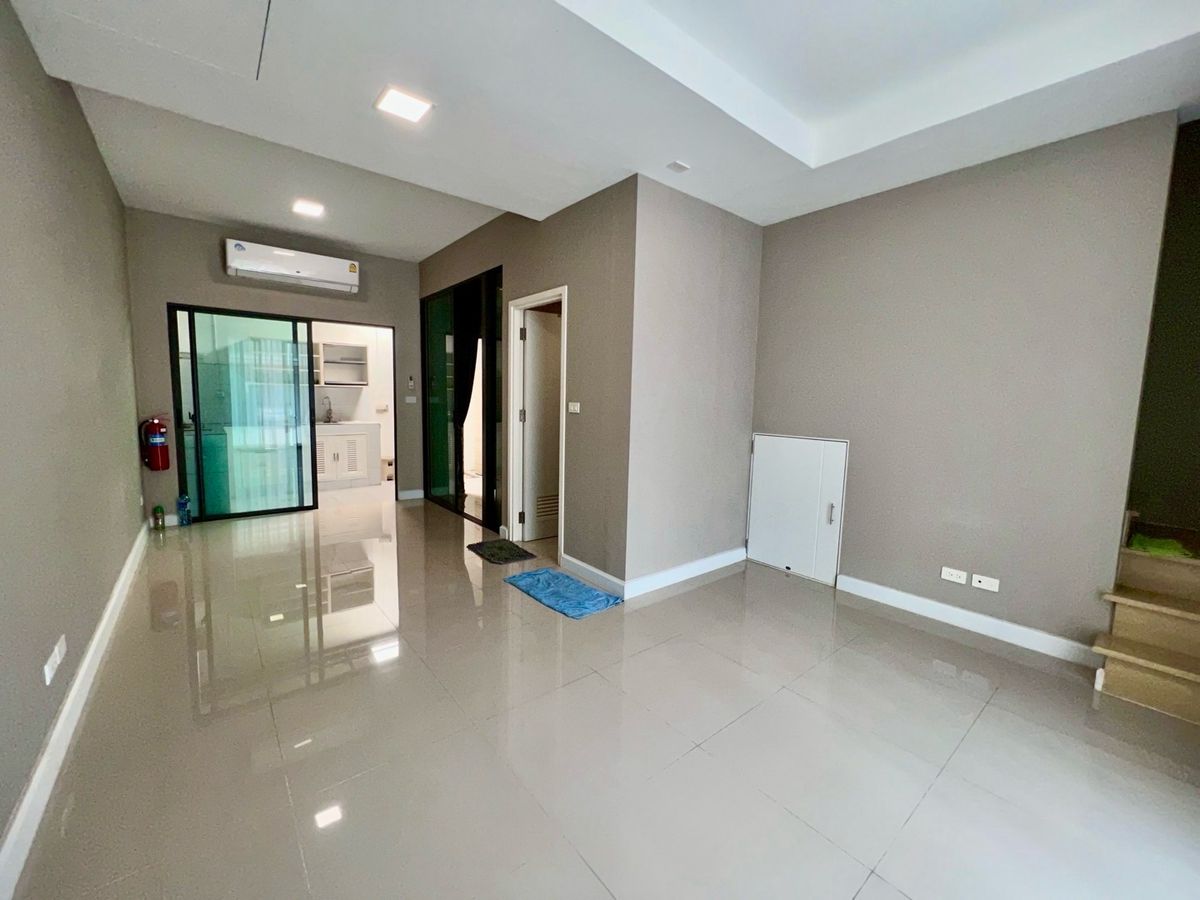 ขายทาวน์โฮมลาดกระบัง สุวรรณภูมิ : ขายบ้าน ใกล้ สนามบินสุวรรณภูมิ พาทิโอ ลาดกระบัง - มอเตอร์เวย์  ทาวน์โฮม 2 ช้้น พื้นที่ 118 ตารางเมตร 3 ห้องนอน บ้านสวย พร้อมอยู่ ทำเลดี ติดถนนใหญ่ เดินทางสะดวก ลาดกระบัง, สนามบินสุวรรณภูมิ,