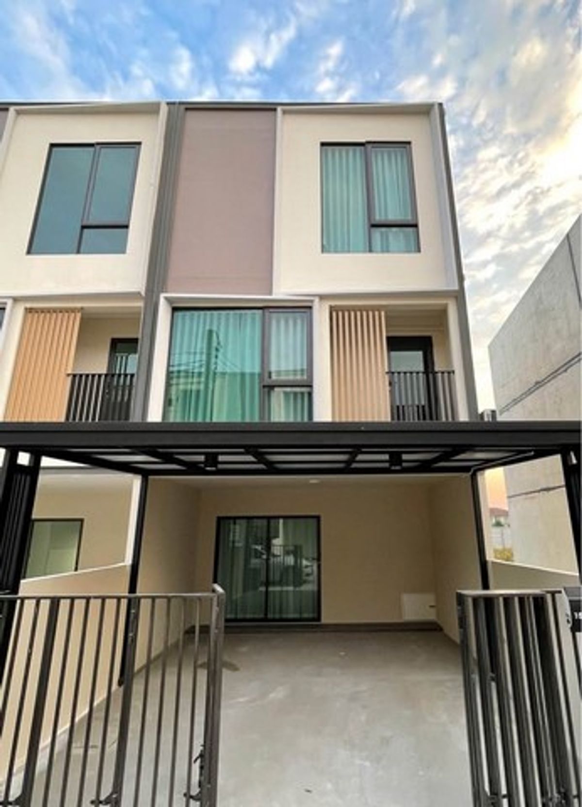 For RentTownhomeBangna, Bearing, Lasalle : HR2307 3 -story townhome rental behind the corner of Ultimate Craft Bangna, near Bang Na