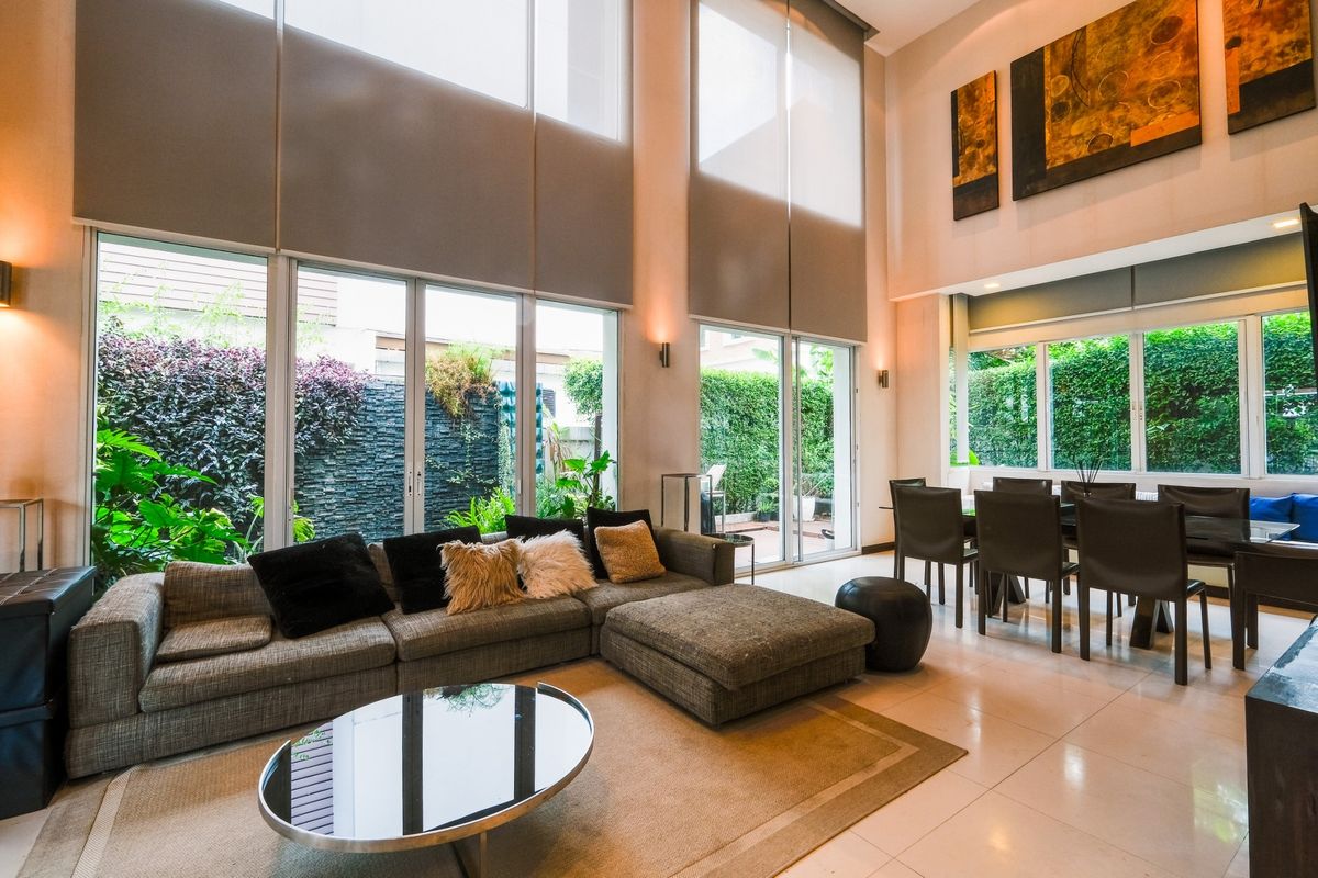 For SaleHouseRamkhamhaeng, Hua Mak : ✨ House for sale 3 layers of new renovated at Baan Issara Rama9 4+2 bedrooms, size 344 sqm. Furniture, Ramkhamhaeng area, near the Sports Station