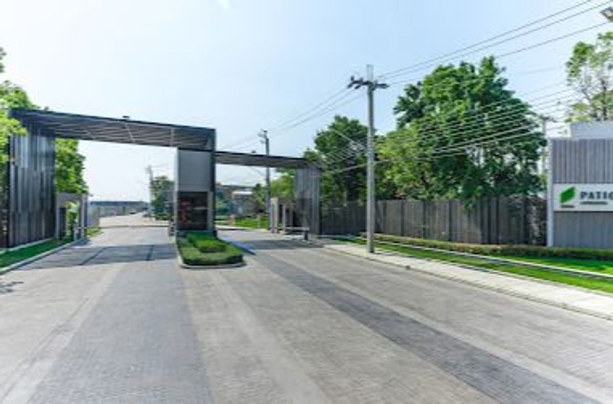 For SaleTownhomeLadkrabang, Suwannaphum Airport : Cheapest! House for sale, PATIO Ladkrabang-Motorway, Patio Ladkrabang-Motorway, near Suvarnabhumi Airport, 2-story townhome, special price, area 118 sq m., 3 bedrooms, beautiful house, ready to move in, good location, next to the main road, near the marke