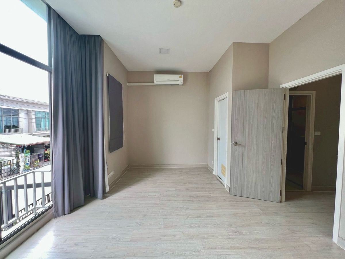 For SaleTownhomeLadkrabang, Suwannaphum Airport : Cheapest! House for sale, PATIO Ladkrabang-Motorway, Patio Ladkrabang-Motorway, near Suvarnabhumi Airport, 2-story townhome, special price, area 118 sq m., 3 bedrooms, beautiful house, ready to move in, good location, next to the main road, near the marke