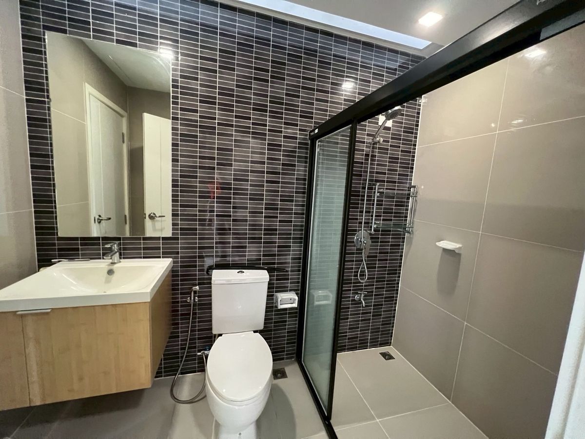 For SaleTownhomeLadkrabang, Suwannaphum Airport : Cheapest! House for sale, PATIO Ladkrabang-Motorway, Patio Ladkrabang-Motorway, near Suvarnabhumi Airport, 2-story townhome, special price, area 118 sq m., 3 bedrooms, beautiful house, ready to move in, good location, next to the main road, near the marke