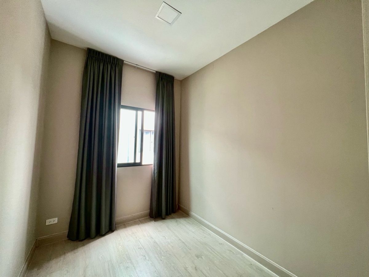 For SaleTownhomeLadkrabang, Suwannaphum Airport : Cheapest! House for sale, PATIO Ladkrabang-Motorway, Patio Ladkrabang-Motorway, near Suvarnabhumi Airport, 2-story townhome, special price, area 118 sq m., 3 bedrooms, beautiful house, ready to move in, good location, next to the main road, near the marke