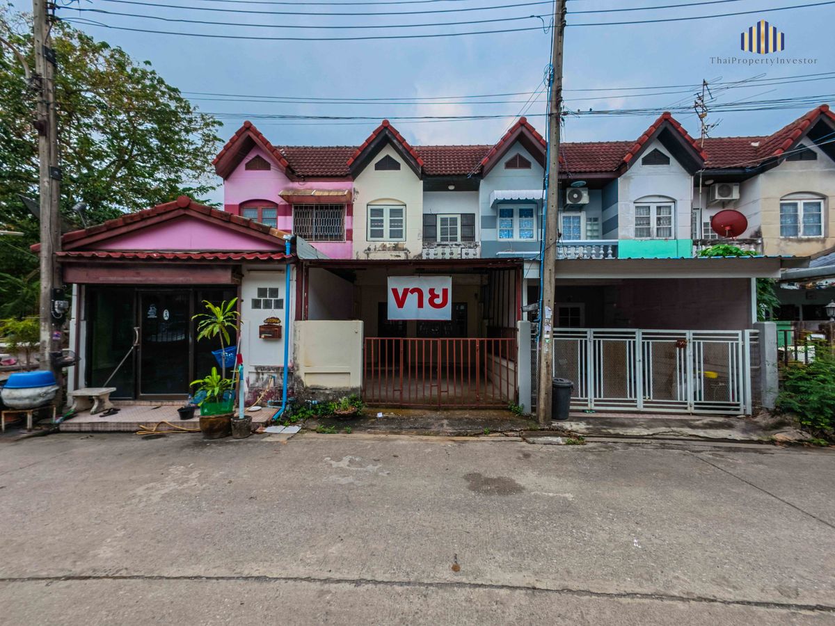 For SaleTownhomePathum Thani,Rangsit, Thammasat : Urgent sale! 2 -story townhouse, gold location near Future Park Rangsit! Thewson Villa Village, good location, convenient to travel near the market & amp; expressway! Beautiful house, perfect space, cheaper than the market! Great value in the project Hurr
