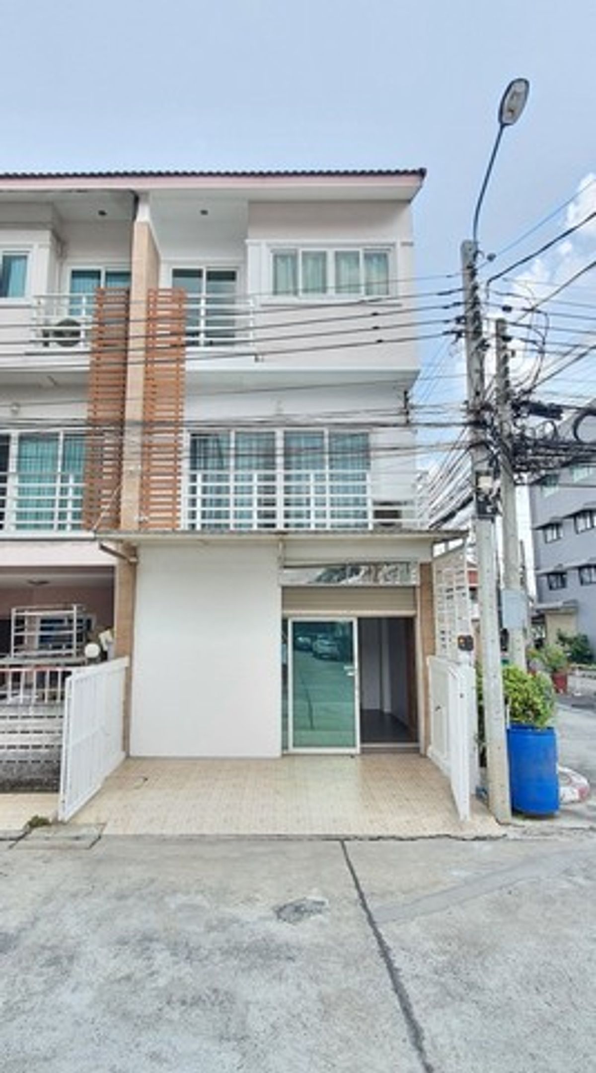 For RentTownhomeVipawadee, Don Mueang, Lak Si : HR2309 3 -storey townhome for rent, Home Inthorn, Phahonyothin 73, near the Junction, near the Safe One Market.