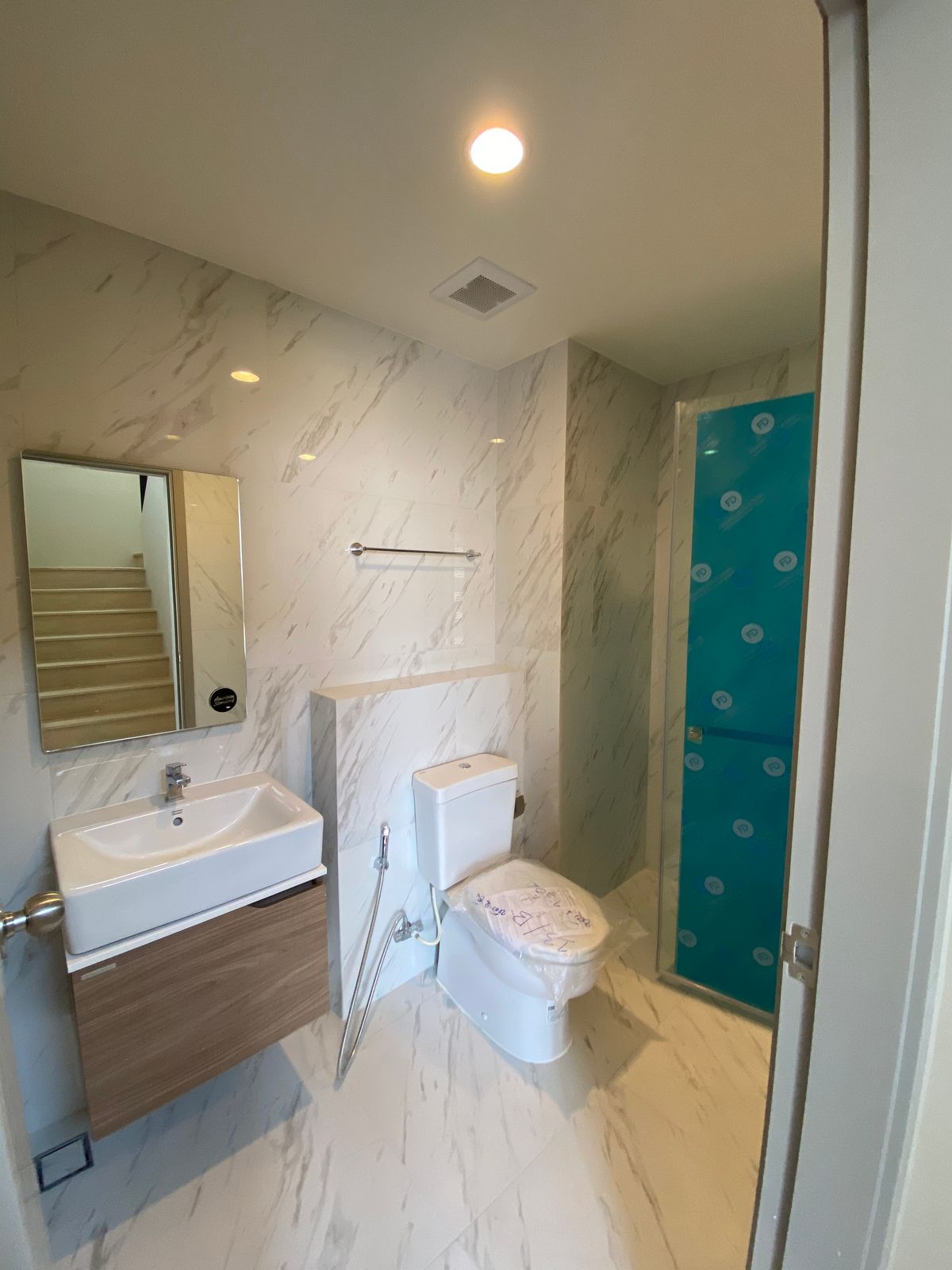 For SaleCondoBangna, Bearing, Lasalle : Condo for sale, ID Omobi, Sukhumvit East Point, Floor 30, Usable area 51.85 sq.m., 1 bedroom function, 1 bathroom, wide room, convenient to travel to Sukhumvit Road, near BTS Bangna 250 meters.