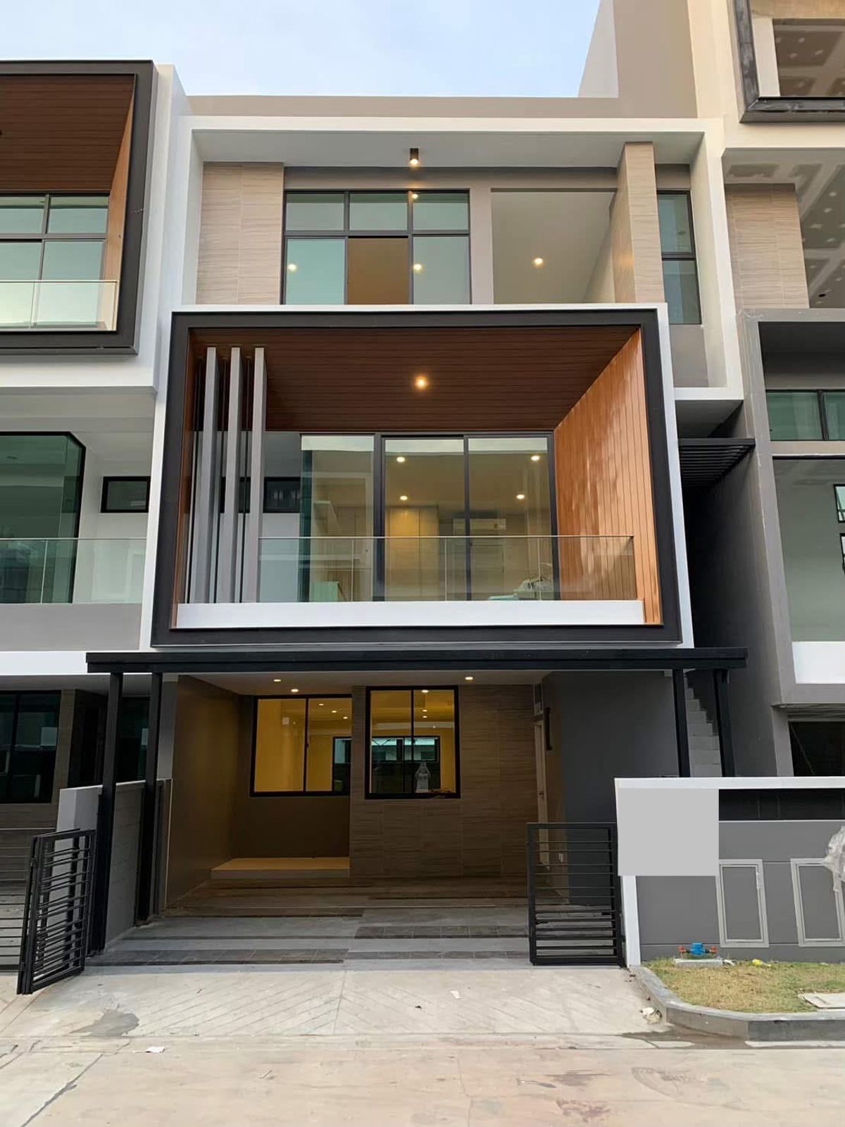 For RentHousePattanakan, Srinakarin : ❤️❤️ Sell/rent Nirvana Define Srinakarin-Rama 9. Interested in Line 0859114585. ❤️ 3-storey townhome with-rent or sell! Beautiful 3-story house. With built -in furniture and machine