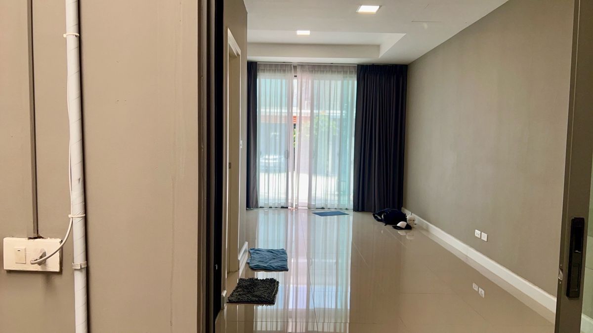 For SaleTownhomeLadkrabang, Suwannaphum Airport : Cheapest! House for sale, PATIO Ladkrabang-Motorway, Patio Ladkrabang-Motorway, near Suvarnabhumi Airport, 2-story townhome, special price, area 118 sq m., 3 bedrooms, beautiful house, ready to move in, good location, next to the main road, near the marke