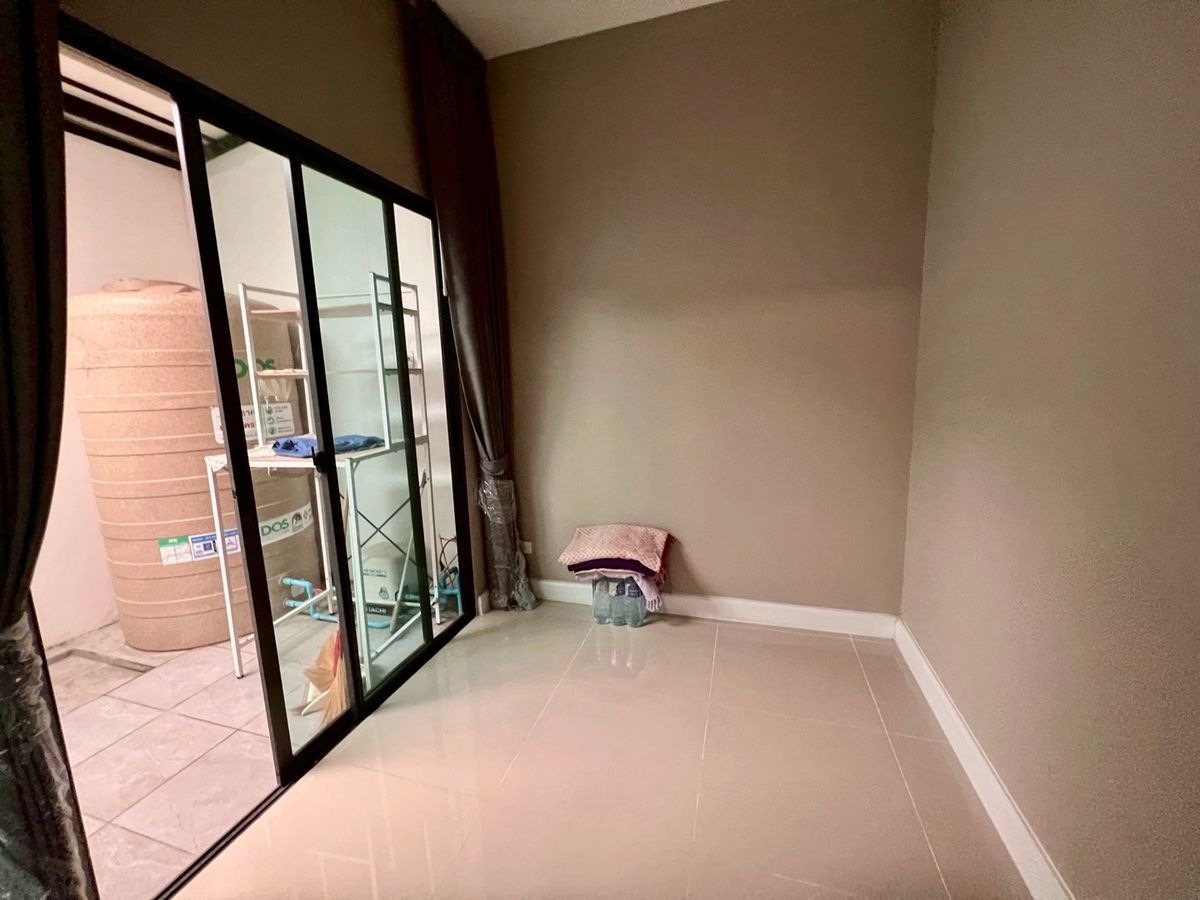 For SaleTownhomeLadkrabang, Suwannaphum Airport : Cheapest! House for sale, PATIO Ladkrabang-Motorway, Patio Ladkrabang-Motorway, near Suvarnabhumi Airport, 2-story townhome, special price, area 118 sq m., 3 bedrooms, beautiful house, ready to move in, good location, next to the main road, near the marke