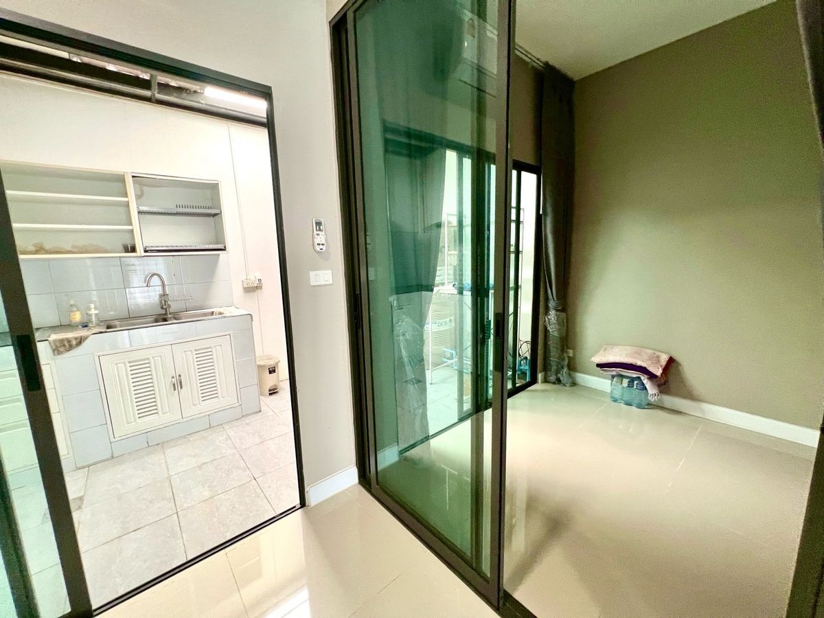 For SaleTownhomeLadkrabang, Suwannaphum Airport : Cheapest! House for sale, PATIO Ladkrabang-Motorway, Patio Ladkrabang-Motorway, near Suvarnabhumi Airport, 2-story townhome, special price, area 118 sq m., 3 bedrooms, beautiful house, ready to move in, good location, next to the main road, near the marke