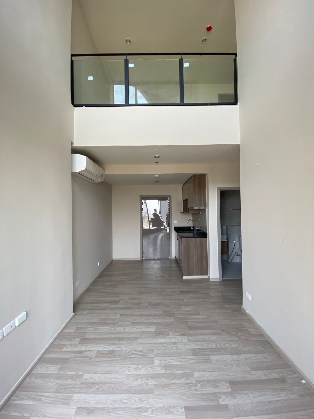 For SaleCondoBangna, Bearing, Lasalle : Condo for sale, ID Omobi, Sukhumvit East Point, Floor 30, Usable area 51.85 sq.m., 1 bedroom function, 1 bathroom, wide room, convenient to travel to Sukhumvit Road, near BTS Bangna 250 meters.