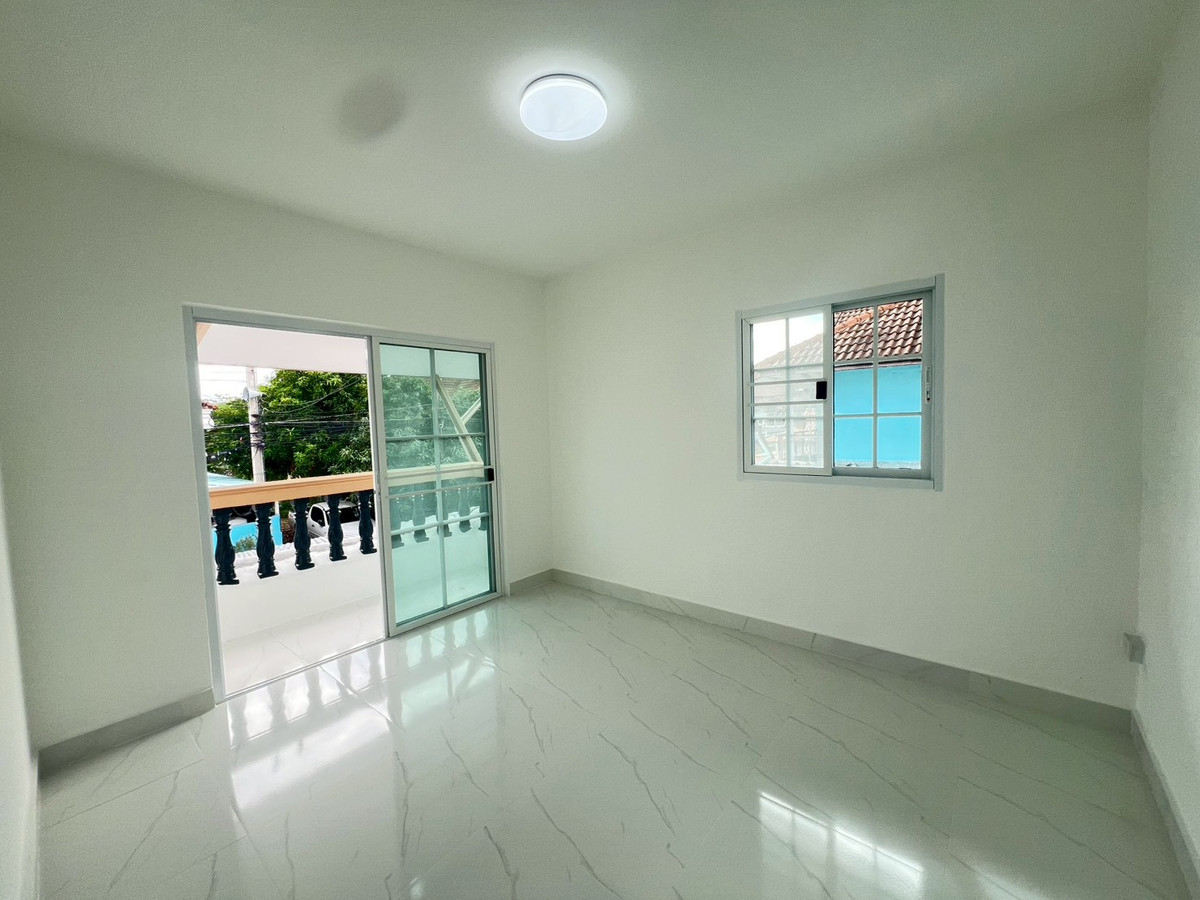 For SaleTownhomePathum Thani,Rangsit, Thammasat : Sell ​​Townhouse, 2nd corner room, Pruksa 9, Soi 49, Rangsit-Khlong 3, Size 27.4 Sq. There are 3 bedrooms, 2 bathrooms, good condition, full of kitchen, car park, price 1,600,000.- Free loans. Interested contact 085-550-1599.