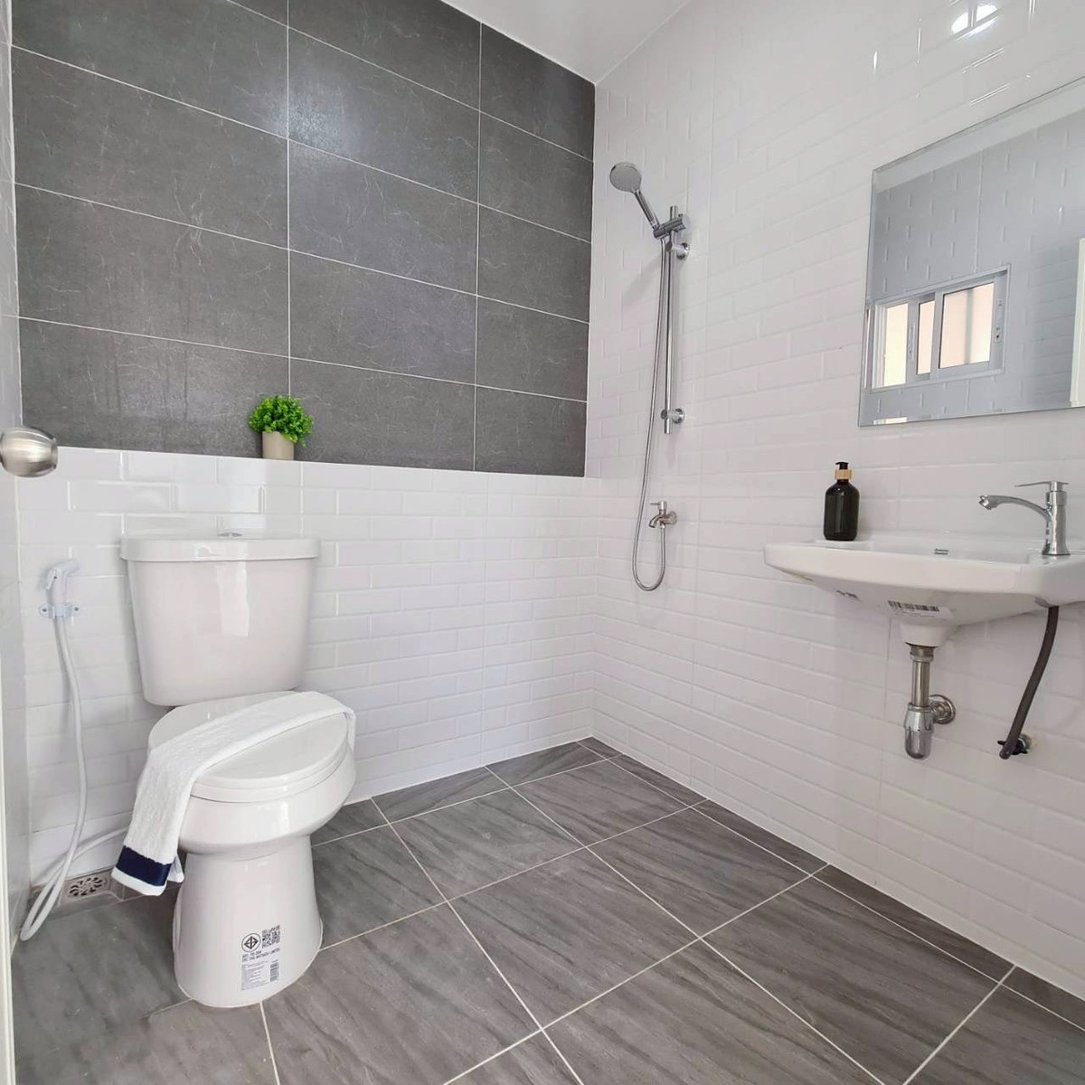 For SaleTownhomePathum Thani,Rangsit, Thammasat : Sell ​​Townhouse, 2nd corner room, Pruksa 9, Soi 49, Rangsit-Khlong 3, Size 27.4 Sq. There are 3 bedrooms, 2 bathrooms, good condition, full of kitchen, car park, price 1,600,000.- Free loans. Interested contact 085-550-1599.