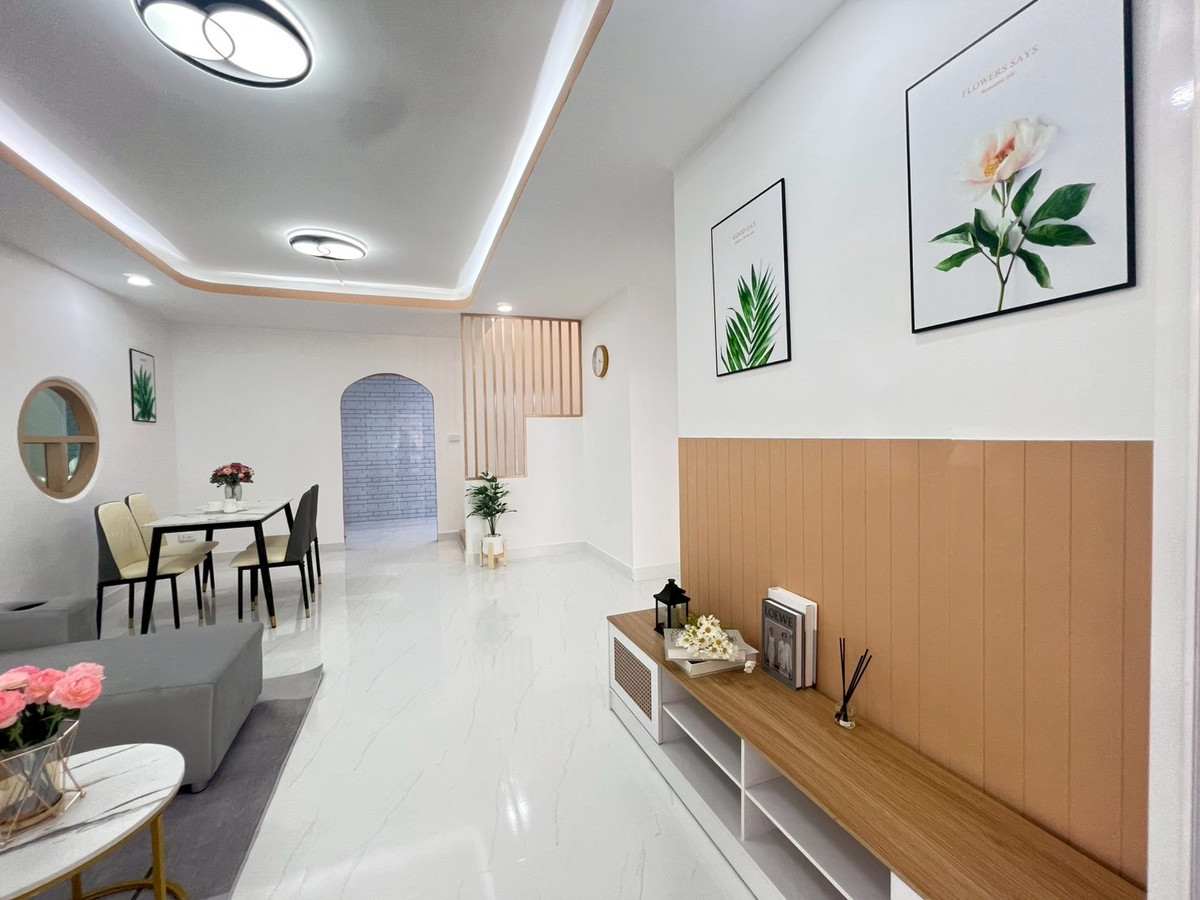 For SaleTownhomePathum Thani,Rangsit, Thammasat : Sell ​​Townhouse, 2nd corner room, Pruksa 9, Soi 49, Rangsit-Khlong 3, Size 27.4 Sq. There are 3 bedrooms, 2 bathrooms, good condition, full of kitchen, car park, price 1,600,000.- Free loans. Interested contact 085-550-1599.