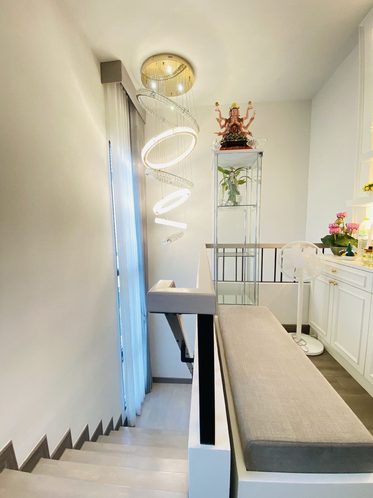 ขายบ้านลาดกระบัง สุวรรณภูมิ : สราญสิริ รามคำแหง บ้านหรู หิ้วกระเป๋าเข้าอยู่ได้เลย ที่ดิน 56 ตรว. พื้นที่ใช้สอย 184 ตรม.