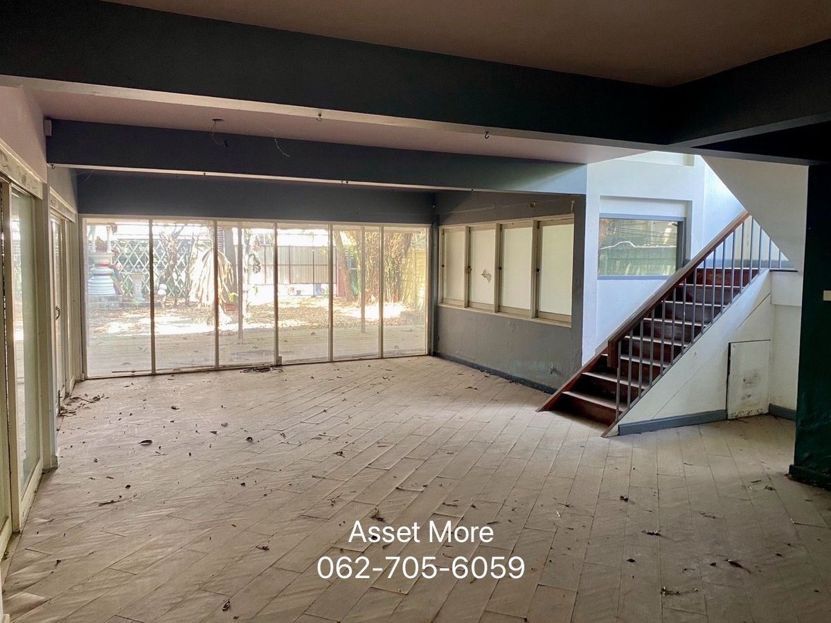 For SaleHouseSukhumvit, Asoke, Thonglor : 2 storey detached house for sale (Sukhumvit) has a wide courtyard, D -BTS Thonglor.   Phra Khanong Nuea, Wattana District