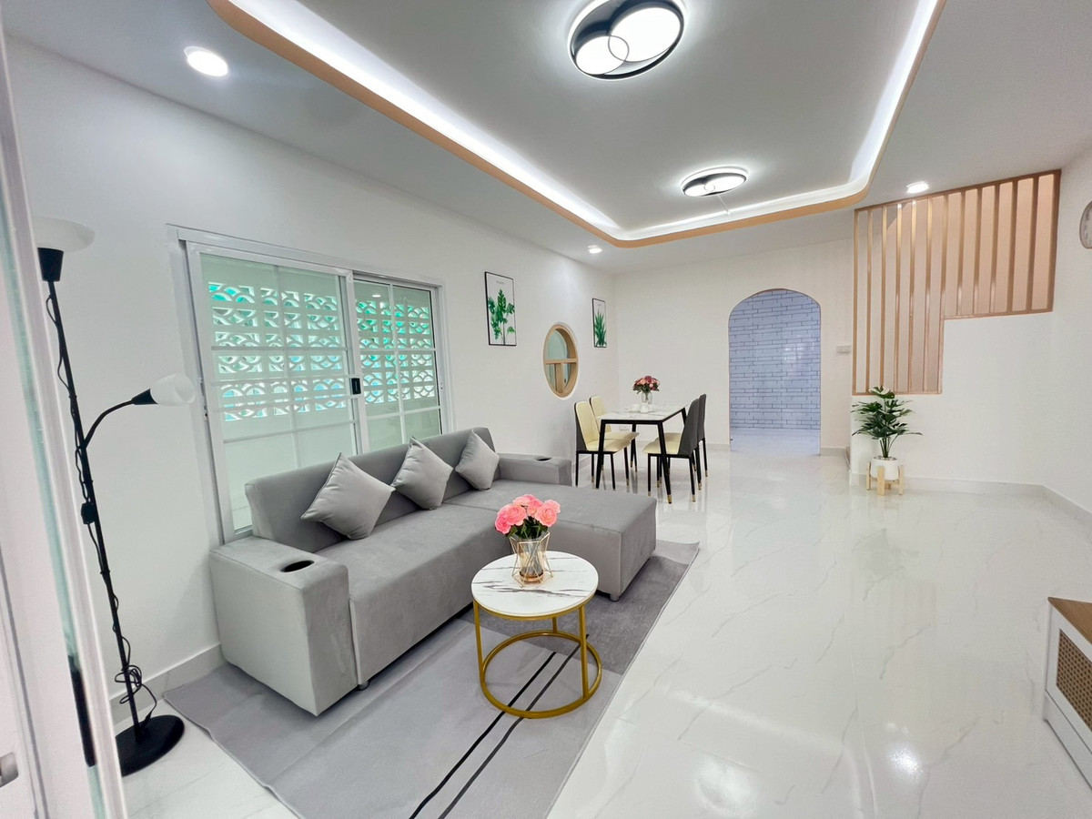 For SaleTownhomePathum Thani,Rangsit, Thammasat : Sell ​​Townhouse, 2nd corner room, Pruksa 9, Soi 49, Rangsit-Khlong 3, Size 27.4 Sq. There are 3 bedrooms, 2 bathrooms, good condition, full of kitchen, car park, price 1,600,000.- Free loans. Interested contact 085-550-1599.