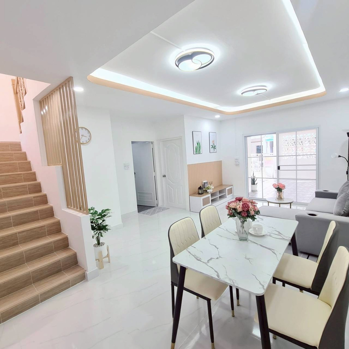 For SaleTownhomePathum Thani,Rangsit, Thammasat : Sell ​​Townhouse, 2nd corner room, Pruksa 9, Soi 49, Rangsit-Khlong 3, Size 27.4 Sq. There are 3 bedrooms, 2 bathrooms, good condition, full of kitchen, car park, price 1,600,000.- Free loans. Interested contact 085-550-1599.