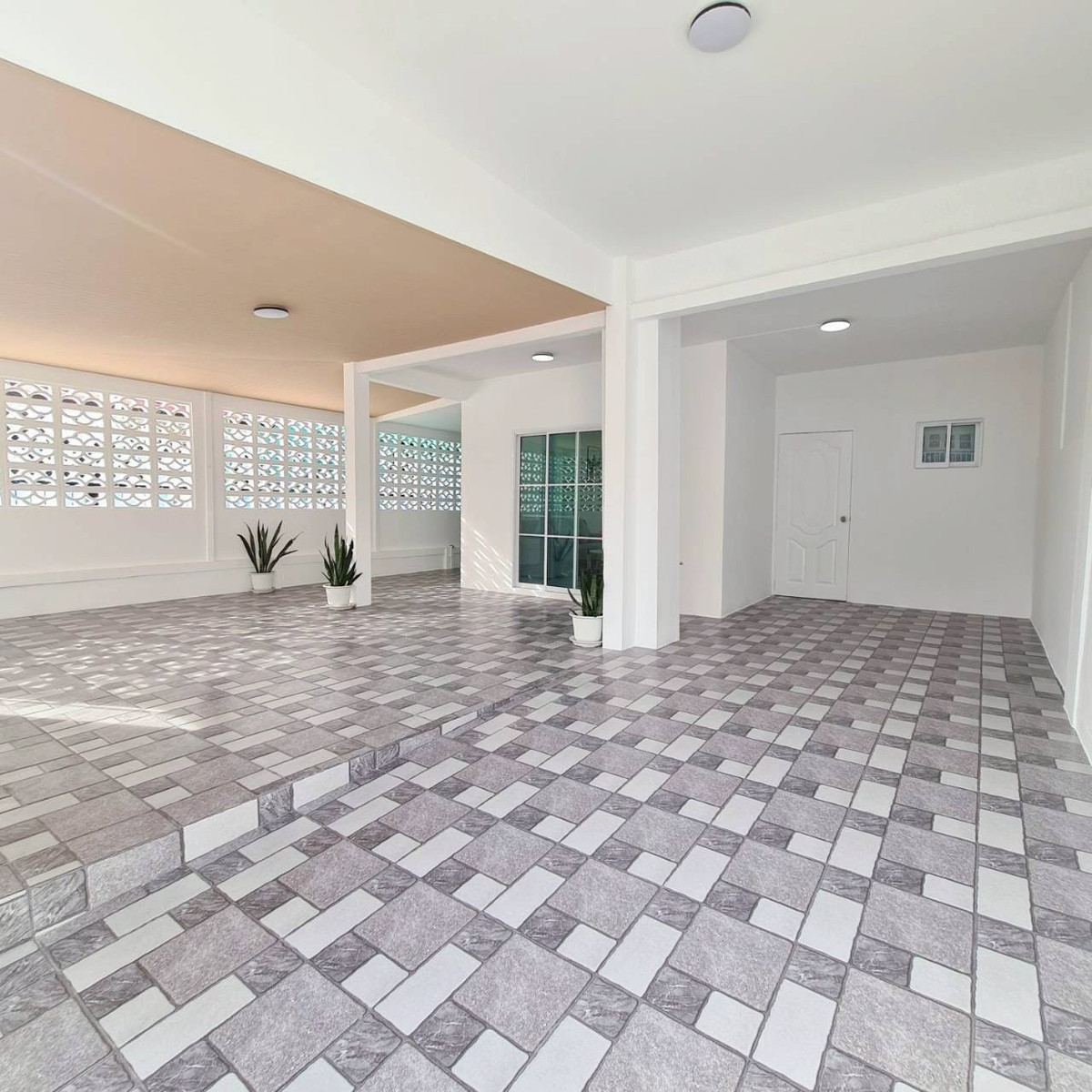 For SaleTownhomePathum Thani,Rangsit, Thammasat : Sell ​​Townhouse, 2nd corner room, Pruksa 9, Soi 49, Rangsit-Khlong 3, Size 27.4 Sq. There are 3 bedrooms, 2 bathrooms, good condition, full of kitchen, car park, price 1,600,000.- Free loans. Interested contact 085-550-1599.