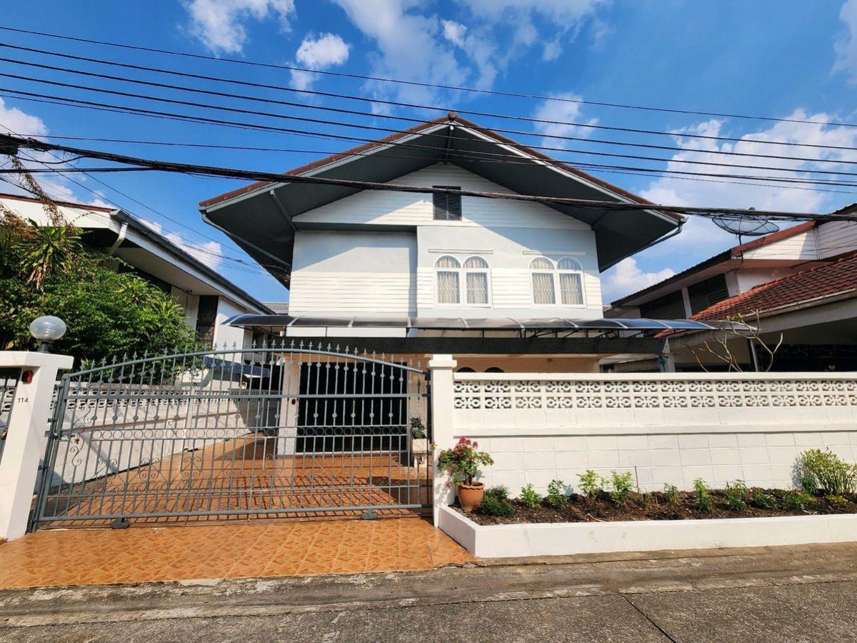 For RentHouseRatchadapisek, Huaikwang, Suttisan : ✅ Rent a detached house, 2nd floor 📍 Land size 70 sq.w., living space 300 sq.m., 6 bedrooms, 4 bathrooms ✅ Price 75,000 baht/month 🔔 Hurry to book now