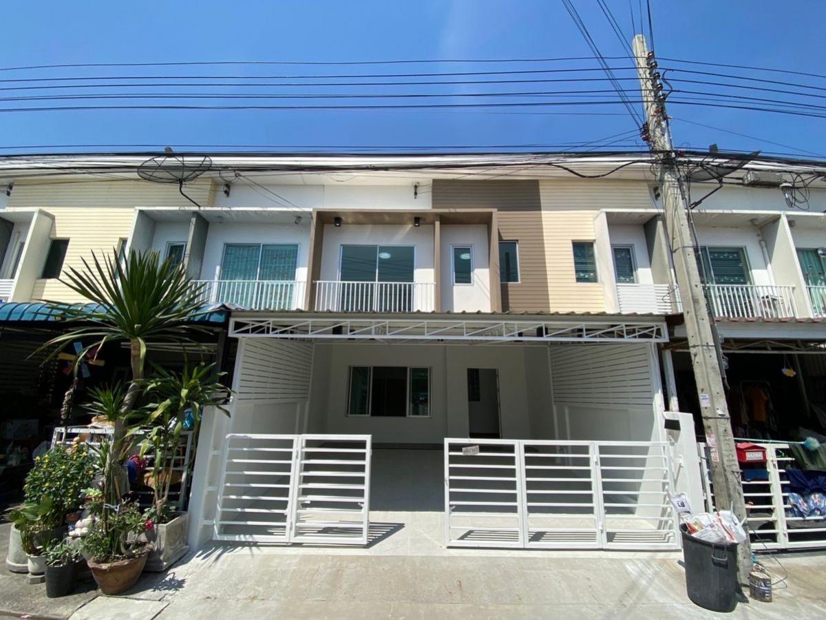 For SaleTownhomeLadkrabang, Suwannaphum Airport : ✅ Sell Townhose The Connect onnut 2📍 Size 21 sq.w. Usable area 100 sq.m., 2nd floor, 3 bedrooms, 2 bathrooms ✅ Price 2,990,000 baht 🔔 Hurry and book now.