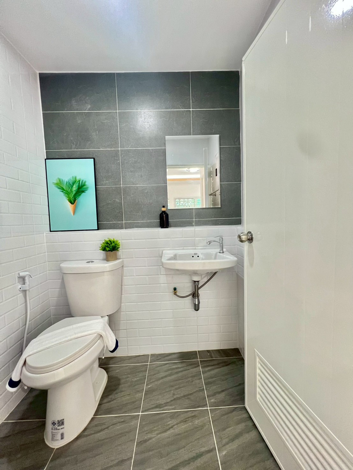 For SaleTownhomePathum Thani,Rangsit, Thammasat : Sell ​​Townhouse, 2nd corner room, Pruksa 9, Soi 49, Rangsit-Khlong 3, Size 27.4 Sq. There are 3 bedrooms, 2 bathrooms, good condition, full of kitchen, car park, price 1,600,000.- Free loans. Interested contact 085-550-1599.