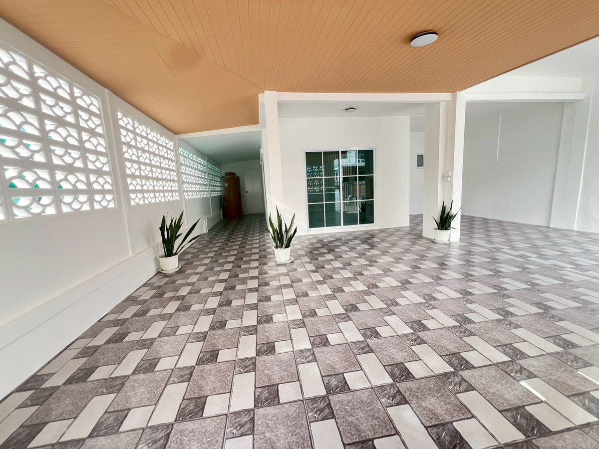 For SaleTownhomePathum Thani,Rangsit, Thammasat : Sell ​​Townhouse, 2nd corner room, Pruksa 9, Soi 49, Rangsit-Khlong 3, Size 27.4 Sq. There are 3 bedrooms, 2 bathrooms, good condition, full of kitchen, car park, price 1,600,000.- Free loans. Interested contact 085-550-1599.