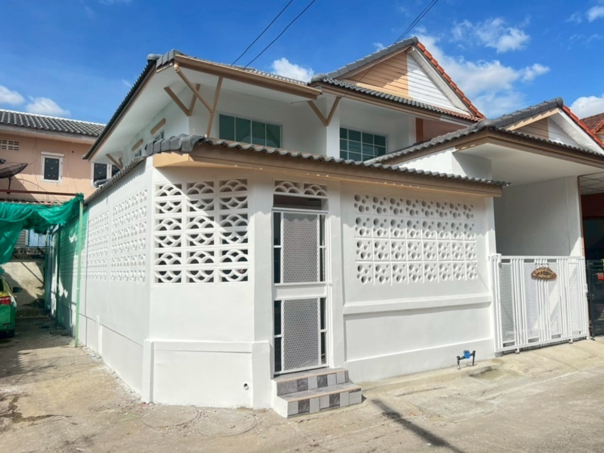 For SaleTownhomePathum Thani,Rangsit, Thammasat : Sell ​​Townhouse, 2nd corner room, Pruksa 9, Soi 49, Rangsit-Khlong 3, Size 27.4 Sq. There are 3 bedrooms, 2 bathrooms, good condition, full of kitchen, car park, price 1,600,000.- Free loans. Interested contact 085-550-1599.
