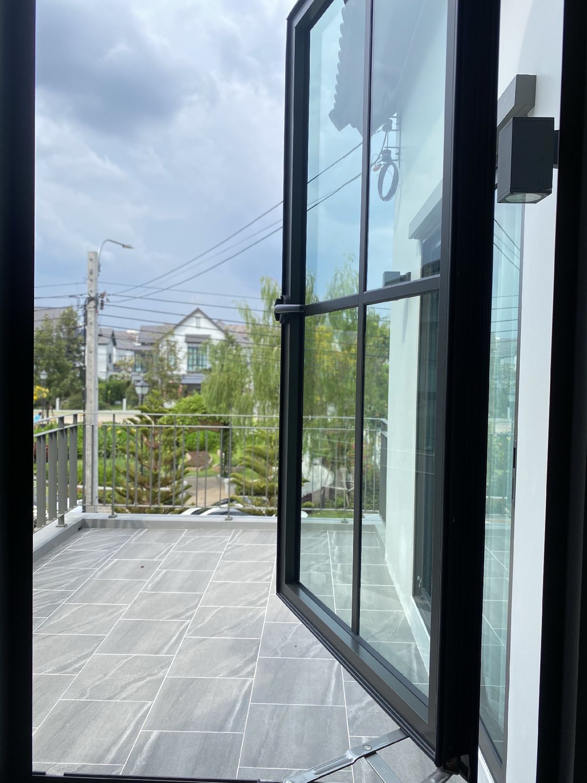 ขายบ้านลาดกระบัง สุวรรณภูมิ : สราญสิริ รามคำแหง บ้านหรู หิ้วกระเป๋าเข้าอยู่ได้เลย ที่ดิน 56 ตรว. พื้นที่ใช้สอย 184 ตรม.