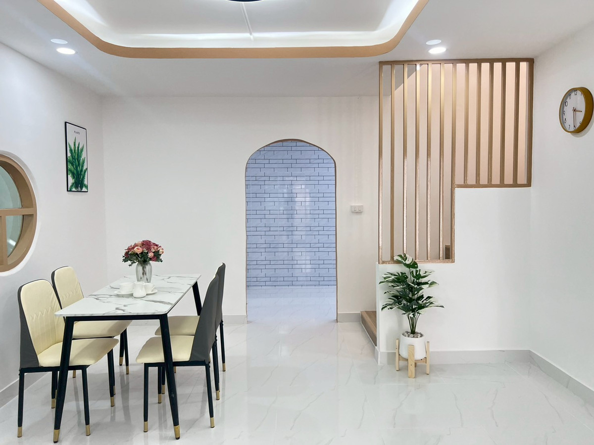 For SaleTownhomePathum Thani,Rangsit, Thammasat : Sell ​​Townhouse, 2nd corner room, Pruksa 9, Soi 49, Rangsit-Khlong 3, Size 27.4 Sq. There are 3 bedrooms, 2 bathrooms, good condition, full of kitchen, car park, price 1,600,000.- Free loans. Interested contact 085-550-1599.