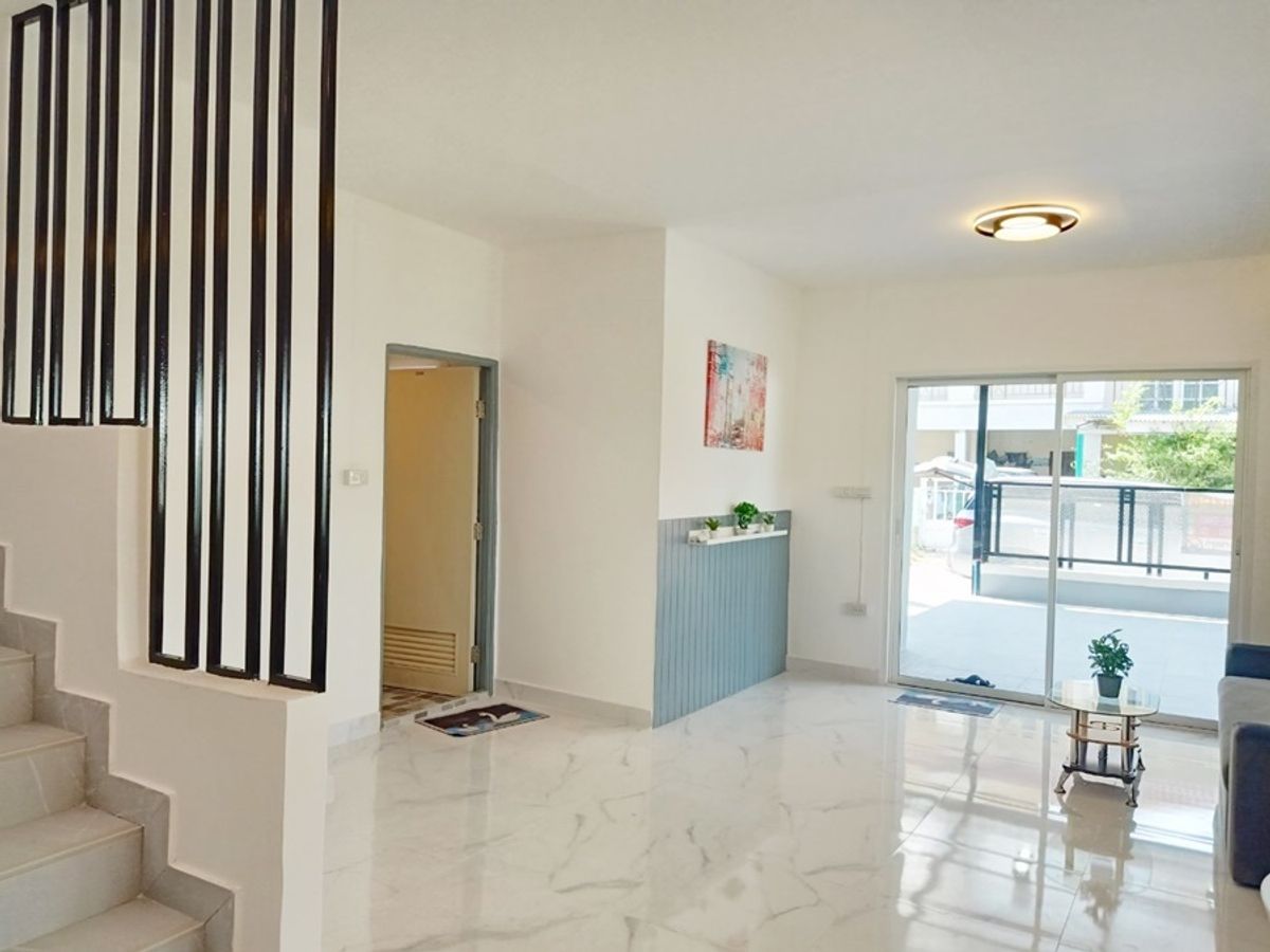 For SaleTownhomePathum Thani,Rangsit, Thammasat : Sell ​​Townhouse, 2nd corner room, Pruksa 9, Soi 49, Rangsit-Khlong 3, Size 27.4 Sq. There are 3 bedrooms, 2 bathrooms, good condition, full of kitchen, car park, price 1,600,000.- Free loans. Interested contact 085-550-1599.