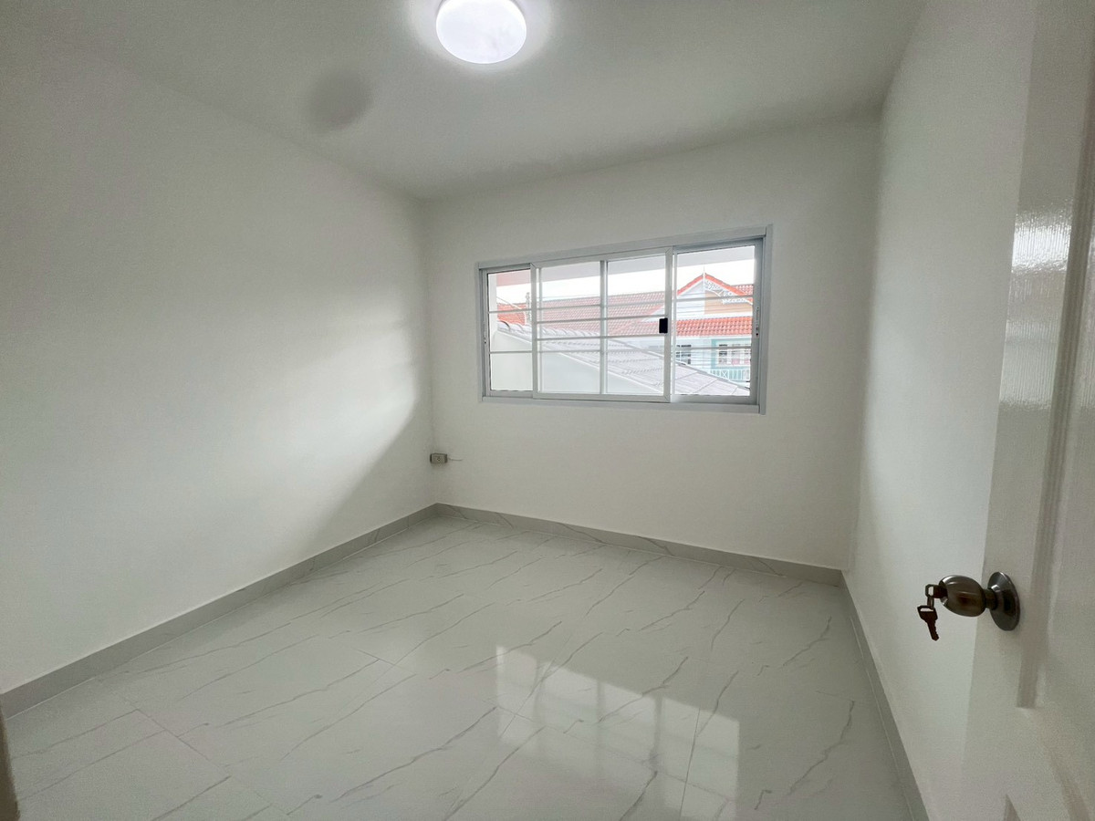 For SaleTownhomePathum Thani,Rangsit, Thammasat : Sell ​​Townhouse, 2nd corner room, Pruksa 9, Soi 49, Rangsit-Khlong 3, Size 27.4 Sq. There are 3 bedrooms, 2 bathrooms, good condition, full of kitchen, car park, price 1,600,000.- Free loans. Interested contact 085-550-1599.