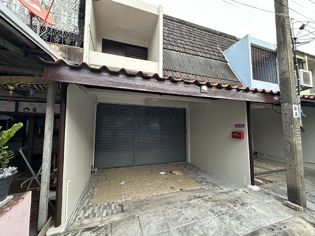 For RentTownhomeChaengwatana, Muangthong : Near the train = life is easier! Chaeng Watthana Rental House 21 is ready to move in.