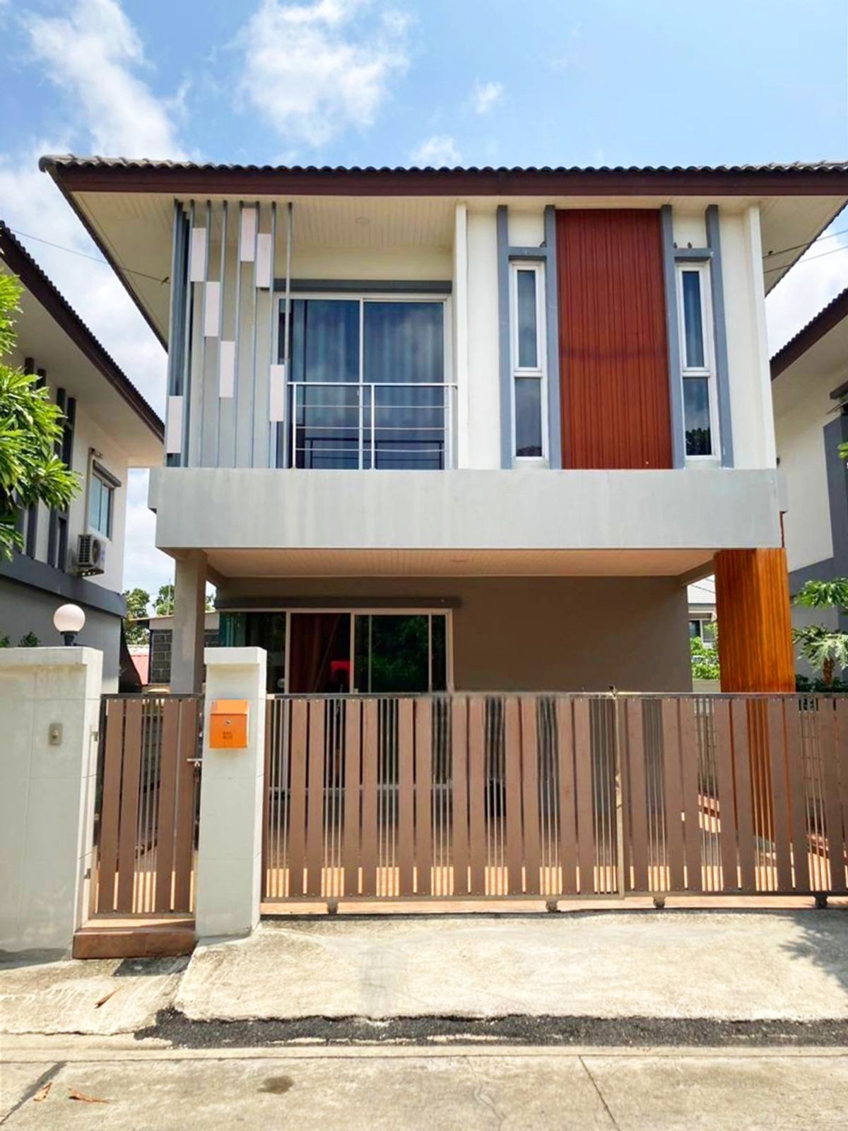 For RentHouseSamut Prakan,Samrong : H 876 The knee for the twin house, Merit Grand Suvarnabhumi, Soi Wat Luang Pho To, beautiful house, price 15,000 baht