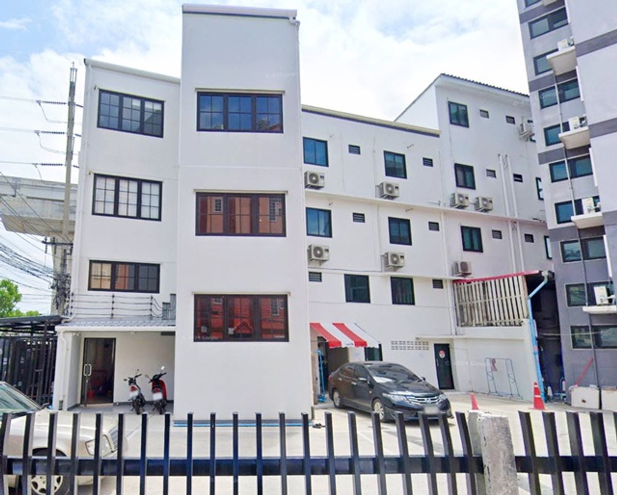 For RentShop HouseRattanathibet, Sanambinna : St. Andrew International School, Samakkhi 1.5 km. ISB 1.4 km. MRT unity. Rent a 4 -story building at the corner of 50 sq.w. 455 sq.m. on the main road.
