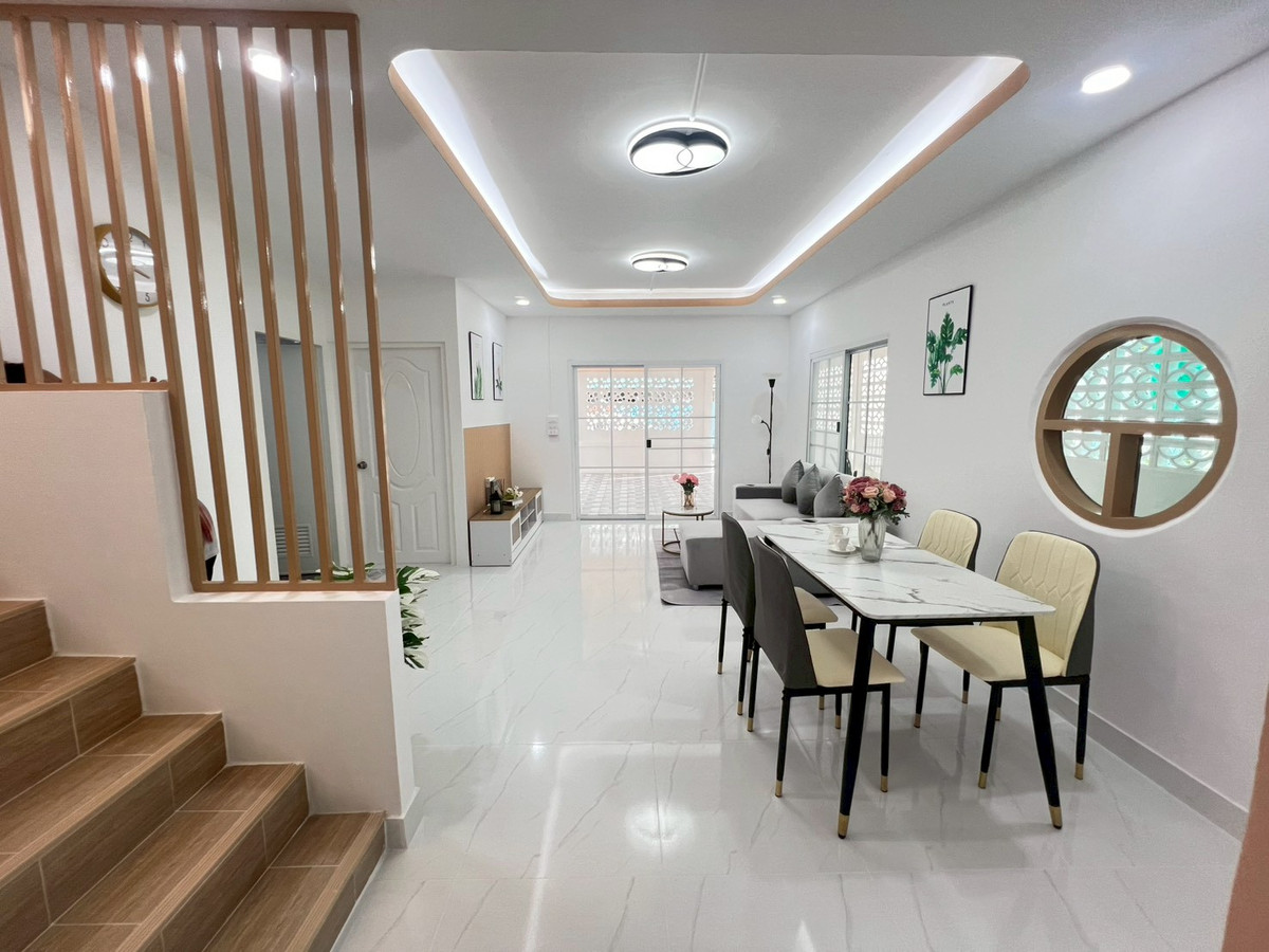 For SaleTownhomePathum Thani,Rangsit, Thammasat : Sell ​​Townhouse, 2nd corner room, Pruksa 9, Soi 49, Rangsit-Khlong 3, Size 27.4 Sq. There are 3 bedrooms, 2 bathrooms, good condition, full of kitchen, car park, price 1,600,000.- Free loans. Interested contact 085-550-1599.