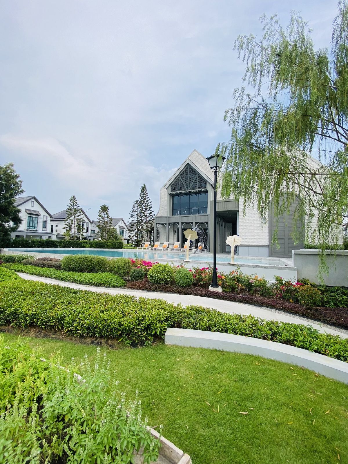 ขายบ้านลาดกระบัง สุวรรณภูมิ : สราญสิริ รามคำแหง บ้านหรู หิ้วกระเป๋าเข้าอยู่ได้เลย ที่ดิน 56 ตรว. พื้นที่ใช้สอย 184 ตรม.