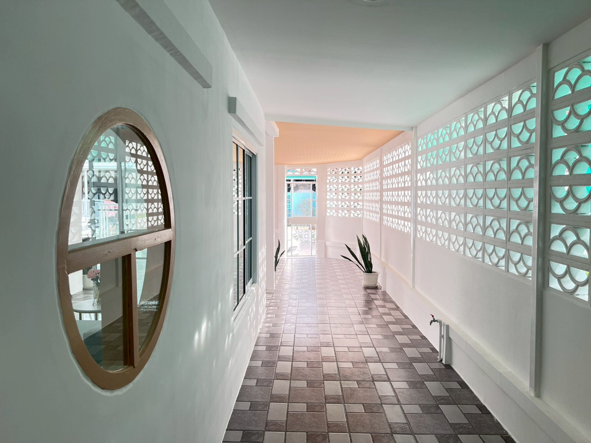 For SaleTownhomePathum Thani,Rangsit, Thammasat : Sell ​​Townhouse, 2nd corner room, Pruksa 9, Soi 49, Rangsit-Khlong 3, Size 27.4 Sq. There are 3 bedrooms, 2 bathrooms, good condition, full of kitchen, car park, price 1,600,000.- Free loans. Interested contact 085-550-1599.